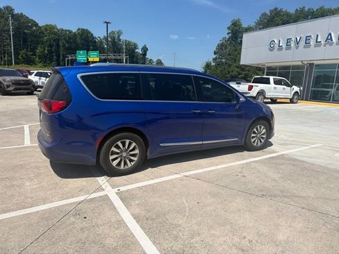 Used 2020 Chrysler Pacifica Limited FWD image 26