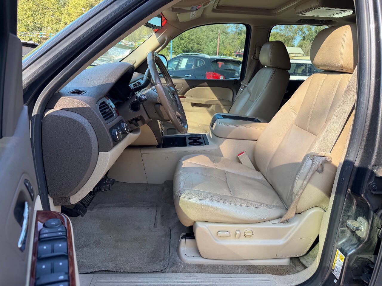 Used 2010 GMC Yukon XL SLT w/ SLT-2 Equipment Package AWD/4WD image 9