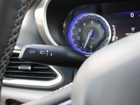 Used 2023 Chrysler Pacifica Touring-L image 24