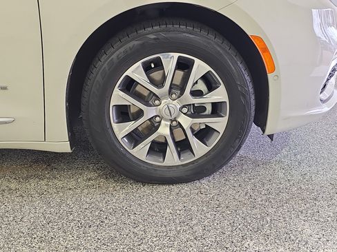 Used 2021 Chrysler Pacifica Pinnacle FWD image 12