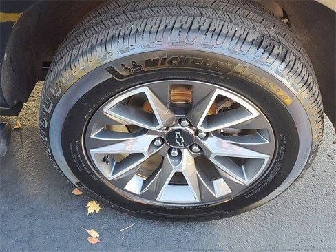 Certified 2023 Chevrolet Suburban Z71 w/ Luxury Package image 5