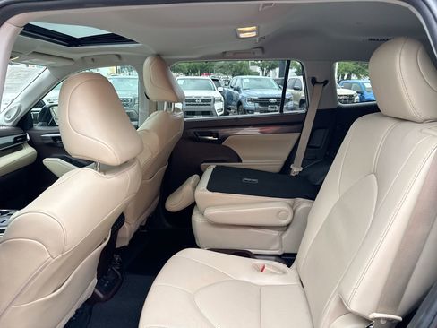Used 2022 Toyota Highlander Limited AWD/4WD image 24