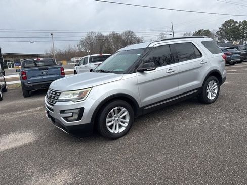 Used 2017 Ford Explorer XLT image 3