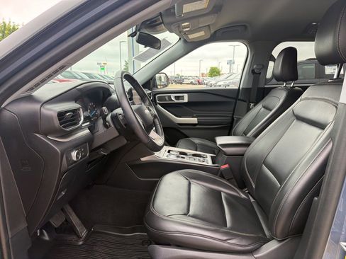 Used 2021 Ford Explorer XLT w/ Equipment Group 202A AWD/4WD image 12