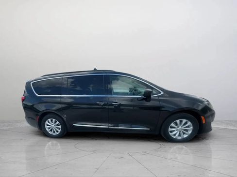 Used 2017 Chrysler Pacifica Touring-L FWD image 4