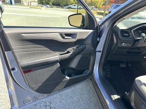 Used 2022 Ford Escape SE image 12