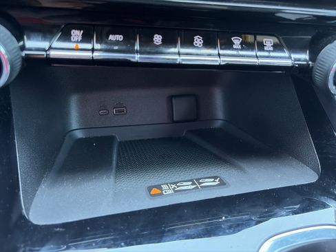 Used 2025 Chevrolet Traverse LT image 20