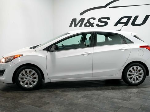 Used 2017 Hyundai Elantra GT FWD image 3