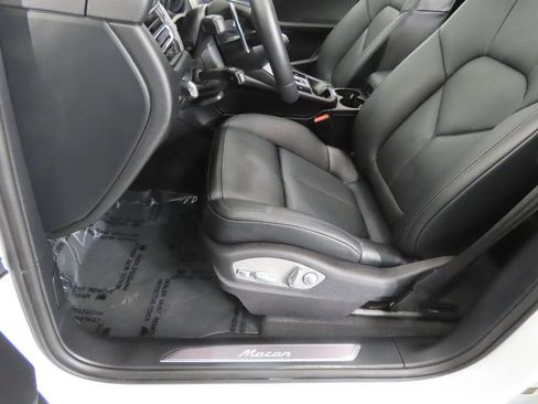 Certified 2026 Porsche Macan AWD/4WD image 41