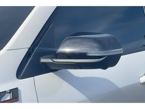 Used 2025 Chevrolet Traverse Z71 w/ Enhanced Driving Package AWD/4WD image 12