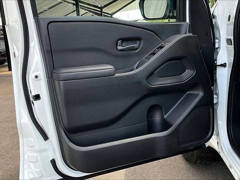 Used 2025 Nissan Frontier S RWD image 13