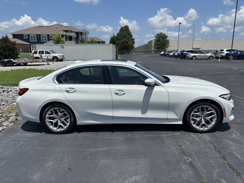 Used 2025 BMW 330i Sedan w/ Premium Package image 7