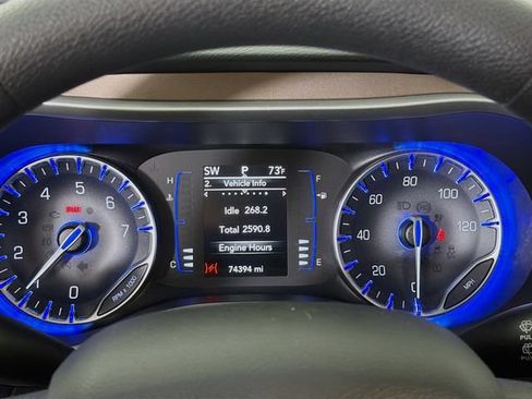 Used 2018 Chrysler Pacifica Touring w/ Tire & Wheel Group FWD image 13