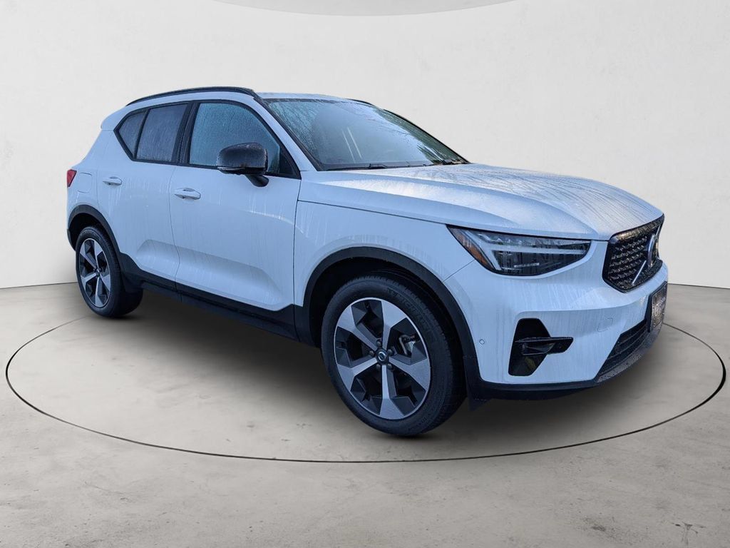 Certified 2026 Volvo XC40 B5 Plus AWD/4WD image 4