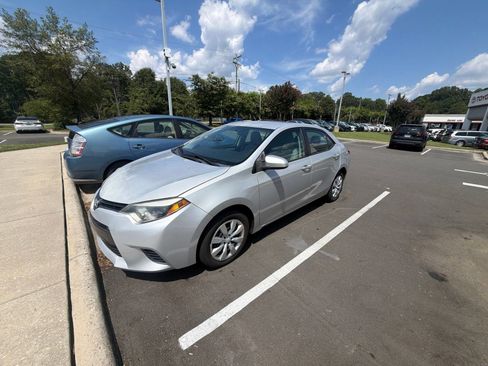 Used 2015 Toyota Corolla LE FWD image 9