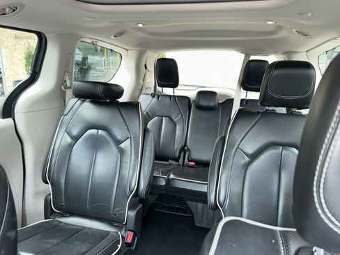 Used 2023 Chrysler Pacifica Limited FWD image 19