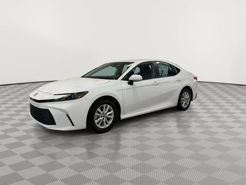 Used 2025 Toyota Camry LE image 5
