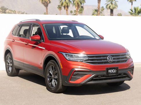 Used 2022 Volkswagen Tiguan SE w/ Panoramic Sunroof Package AWD/4WD image 2