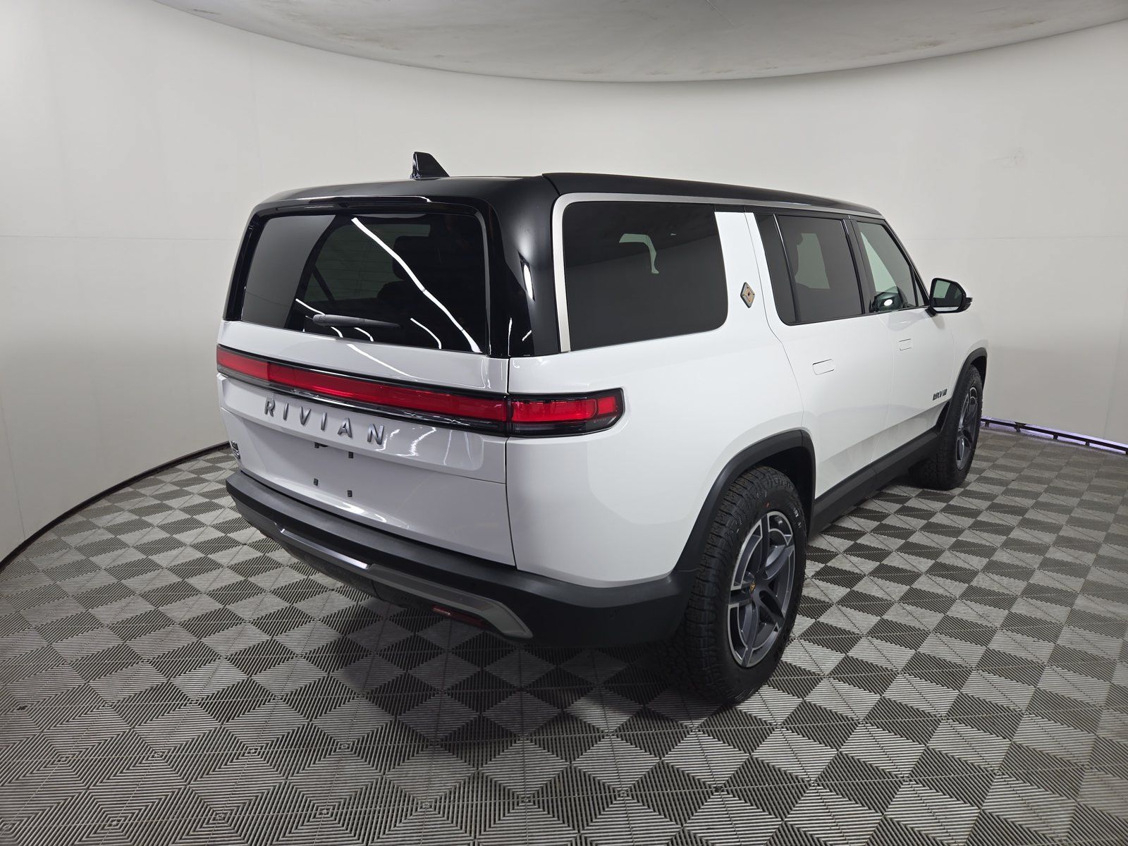 Used 2025 Rivian R1S Adventure Dual AWD/4WD image 5