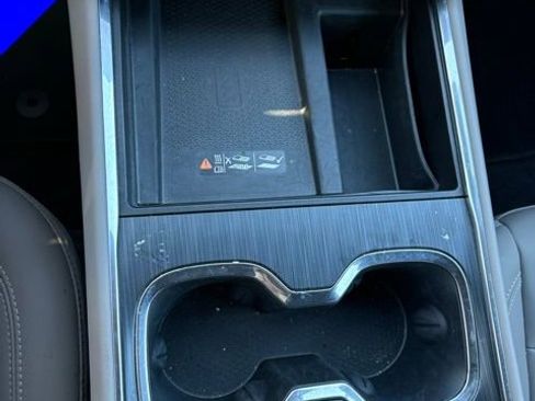 Used 2026 GMC Acadia Elevation w/ Elevation Premium Package FWD image 19