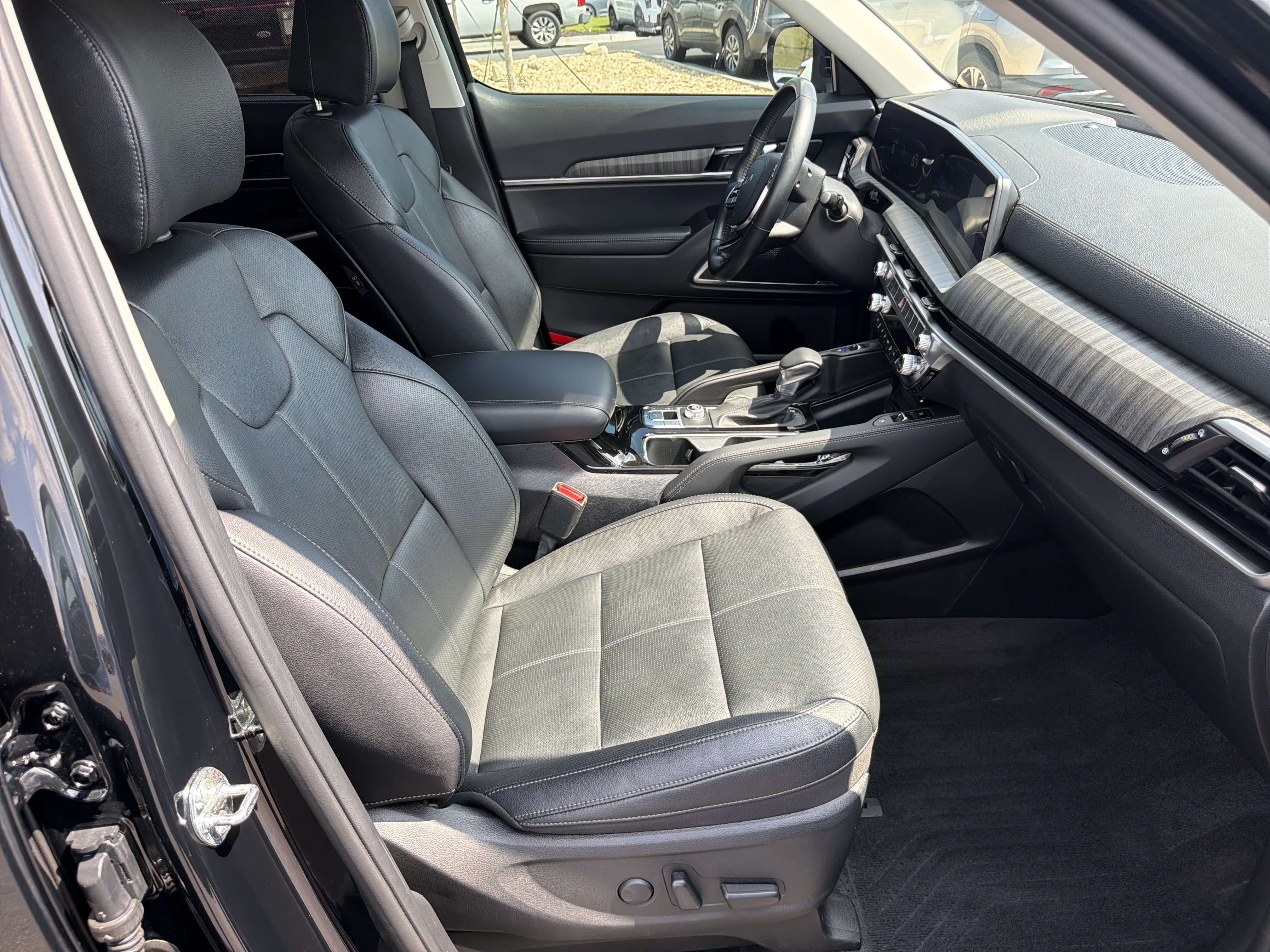 Used 2025 Kia Telluride EX w/ EX Captain's Chair Package FWD image 13