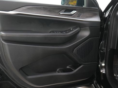 Used 2024 Jeep Grand Cherokee L Limited w/ Black Appearance Package AWD/4WD image 21