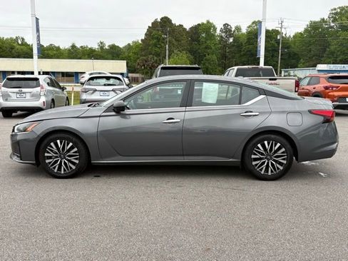 Used 2025 Nissan Altima 2.5 SV FWD image 2