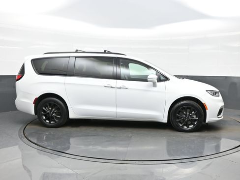 Used 2021 Chrysler Pacifica Touring-L w/ Uconnect Theater Family Group image 7
