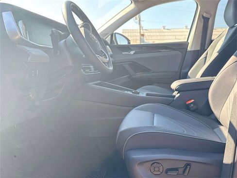 New 2025 Volkswagen Tiguan SE image 11