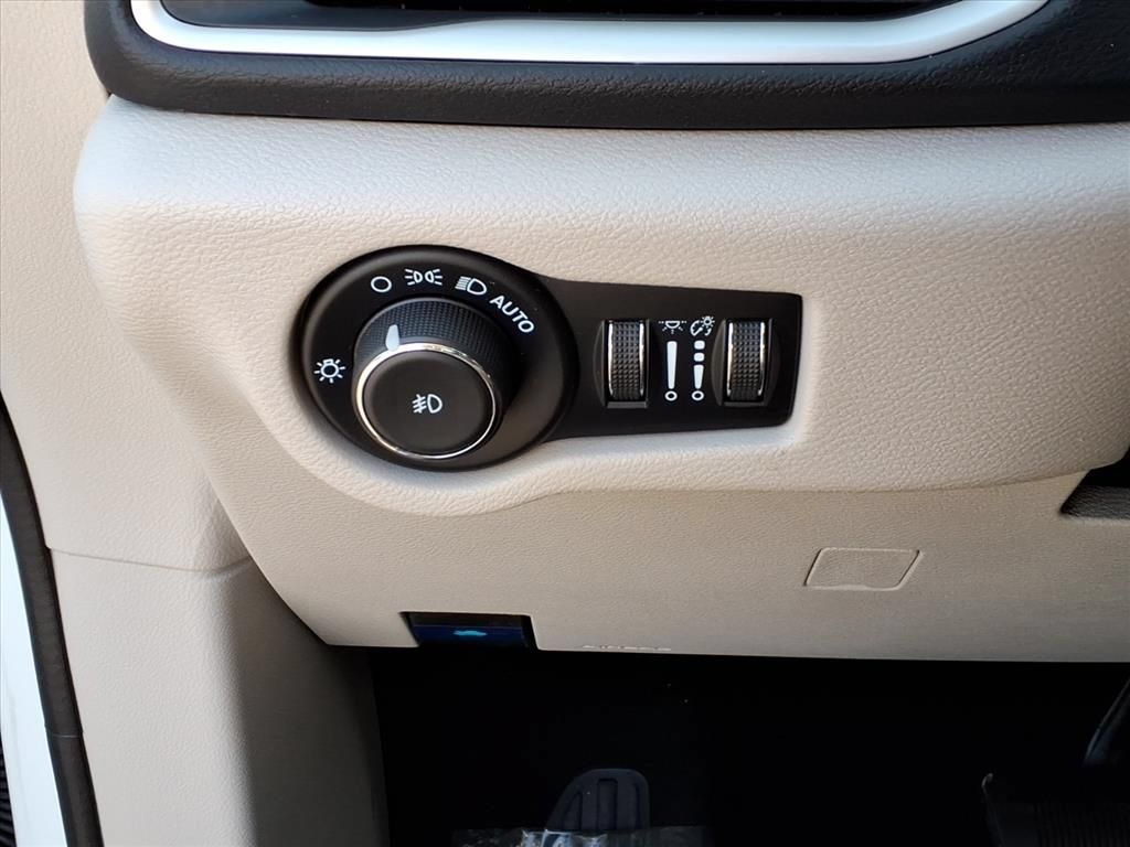 Used 2024 Chrysler Pacifica Touring-L FWD image 20