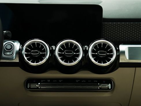 Used 2025 Mercedes-Benz GLB 250 4MATIC image 34