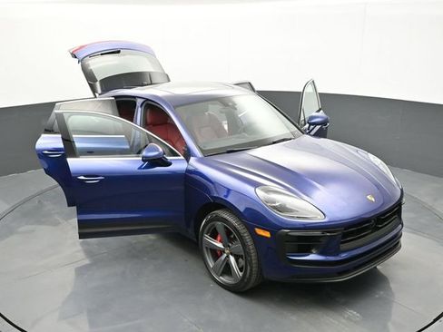Certified 2025 Porsche Macan S AWD/4WD image 33