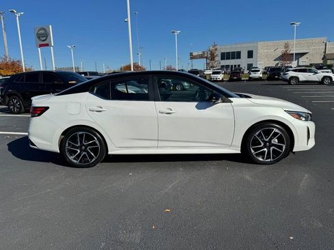 Used 2024 Nissan Sentra SR w/ SR Premium Package image 2