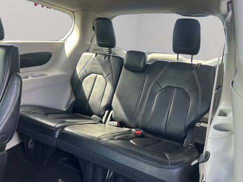 Used 2023 Chrysler Pacifica Touring-L FWD image 18