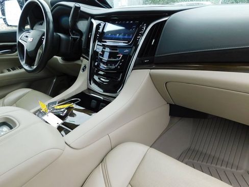 Used 2020 Cadillac Escalade Luxury w/ LPO, Radiant Package AWD/4WD image 19