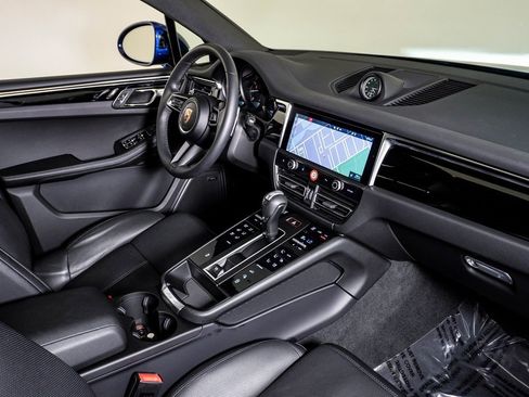 Certified 2025 Porsche Macan image 14