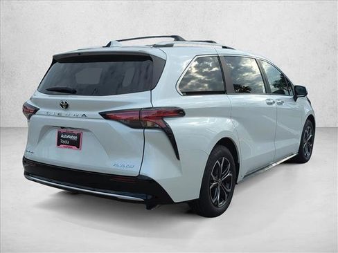 New 2026 Toyota Sienna Platinum image 5