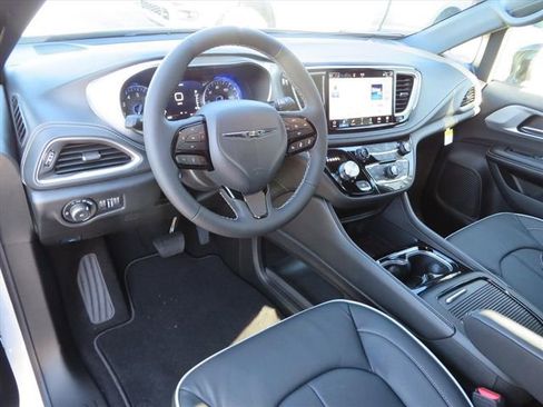 New 2026 Chrysler Pacifica Limited w/ S Appearance Package image 16