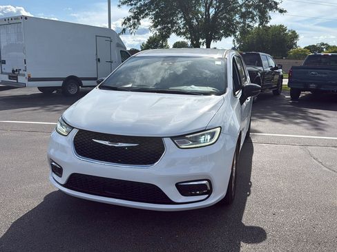 Used 2025 Chrysler Pacifica Select FWD image 18