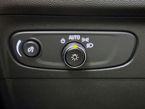 Used 2023 Buick Envision Essence image 10