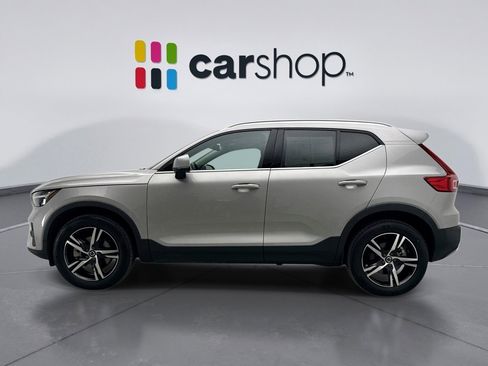 Used 2025 Volvo XC40 B5 Core image 2