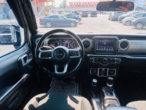 Used 2018 Jeep Wrangler Unlimited Sahara AWD/4WD image 10