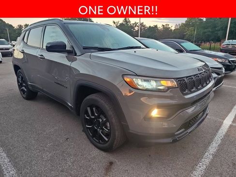 Used 2024 Jeep Compass Latitude w/ Sun and Sound Group AWD/4WD image 3