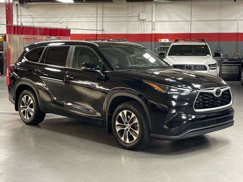 Certified 2024 Toyota Highlander XLE image 2