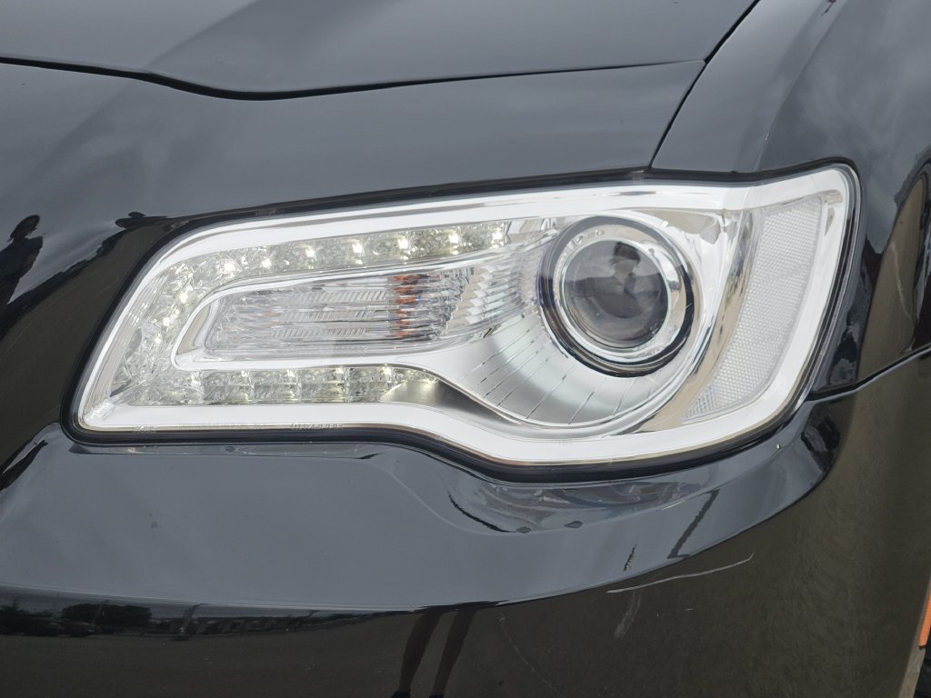 Used 2020 Chrysler 300 Touring w/ Chrome Appearance Package RWD image 10
