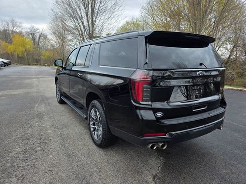 Used 2025 Chevrolet Suburban Z71 AWD/4WD image 2