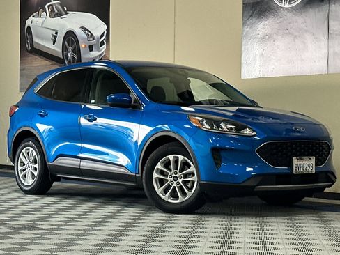 Used 2020 Ford Escape SE image 2