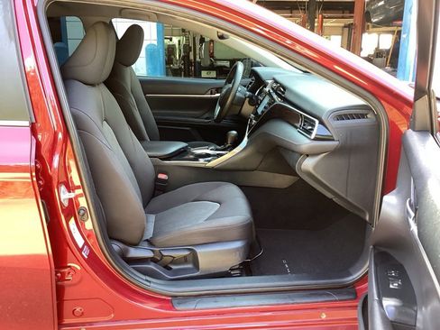 Used 2018 Toyota Camry LE w/ Convenience Package FWD image 30