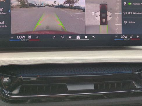 Used 2025 BMW 330i Sedan w/ M Sport Package image 28