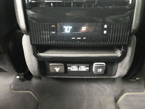 Used 2024 Jeep Wagoneer L Series II w/ Flexible Seating Group image 33